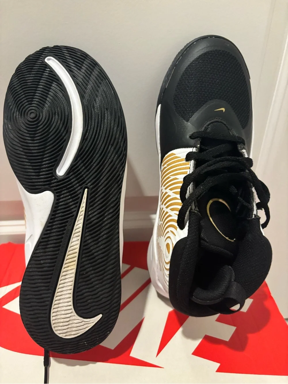 Nike Youth team hustle D9 black metallic gold basketball shoes - Picture 5 of 8
